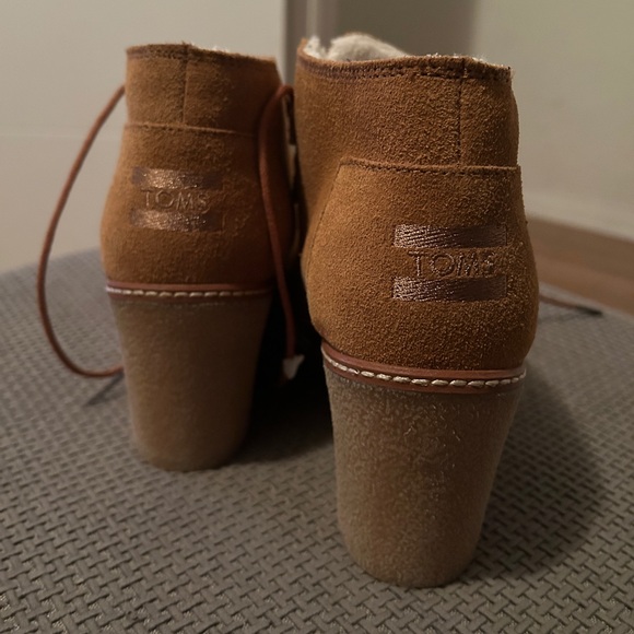 Elegant and practical little pair of bootys! - Picture 2 of 3